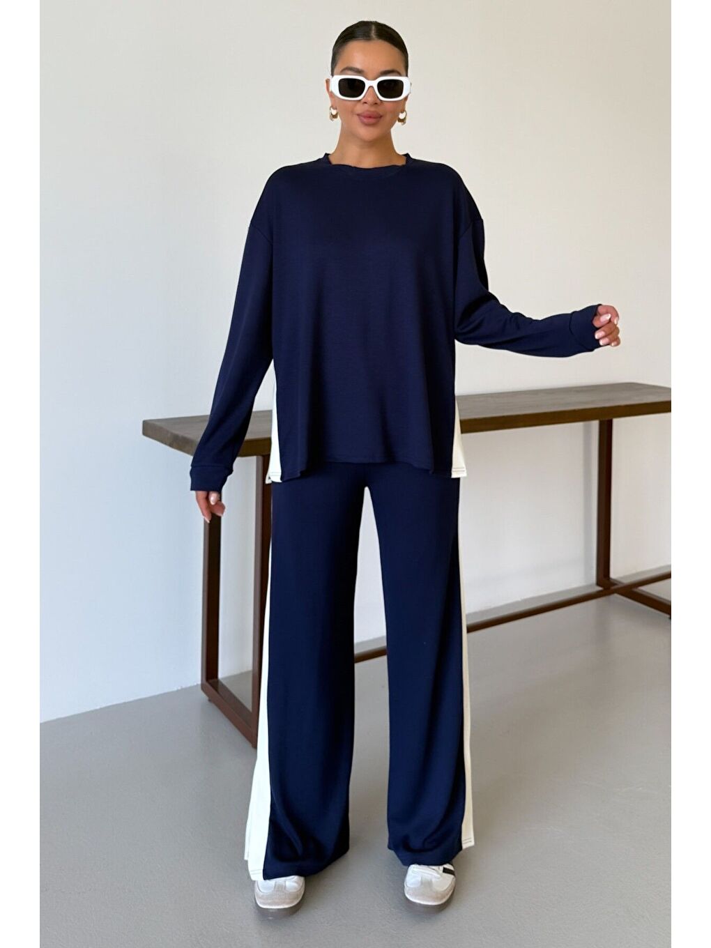 Kadın Lacivert Yan Kalın Çizgili Yırtmaç Detay Alt-Üst Takım-1