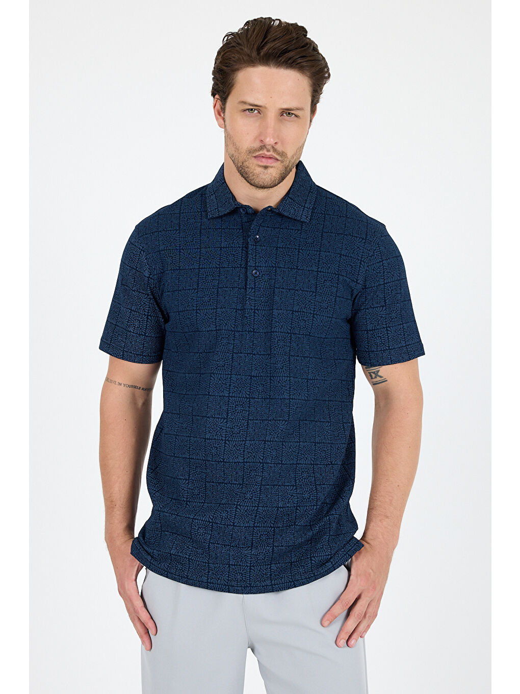 Lacivert Erkek Polo Yaka Desenli Tişört – %95 Pamuk %5 Elastan – Şık, Esnek ve Rahat Kısa Kollu Tişört 0034