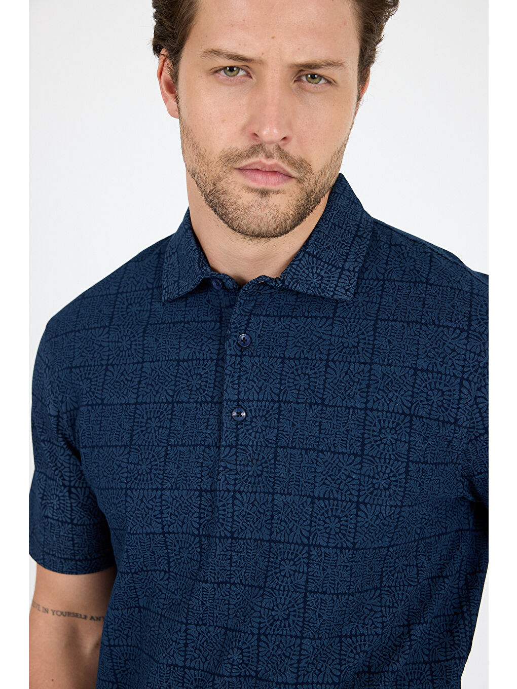 Lacivert Erkek Polo Yaka Desenli Tişört – %95 Pamuk %5 Elastan – Şık, Esnek ve Rahat Kısa Kollu Tişört 0034-2