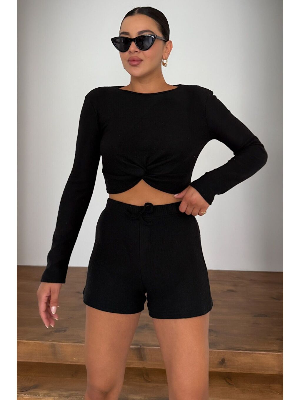 Kadın Siyah Önü Büzgülü Uzun Kollu Crop Şortlu Alt-Üst Takım