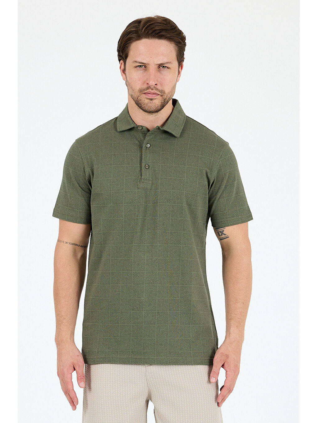 Haki Erkek Polo Yaka Desenli Tişört – %95 Pamuk %5 Elastan – Şık, Esnek ve Rahat Kısa Kollu Tişört 0034