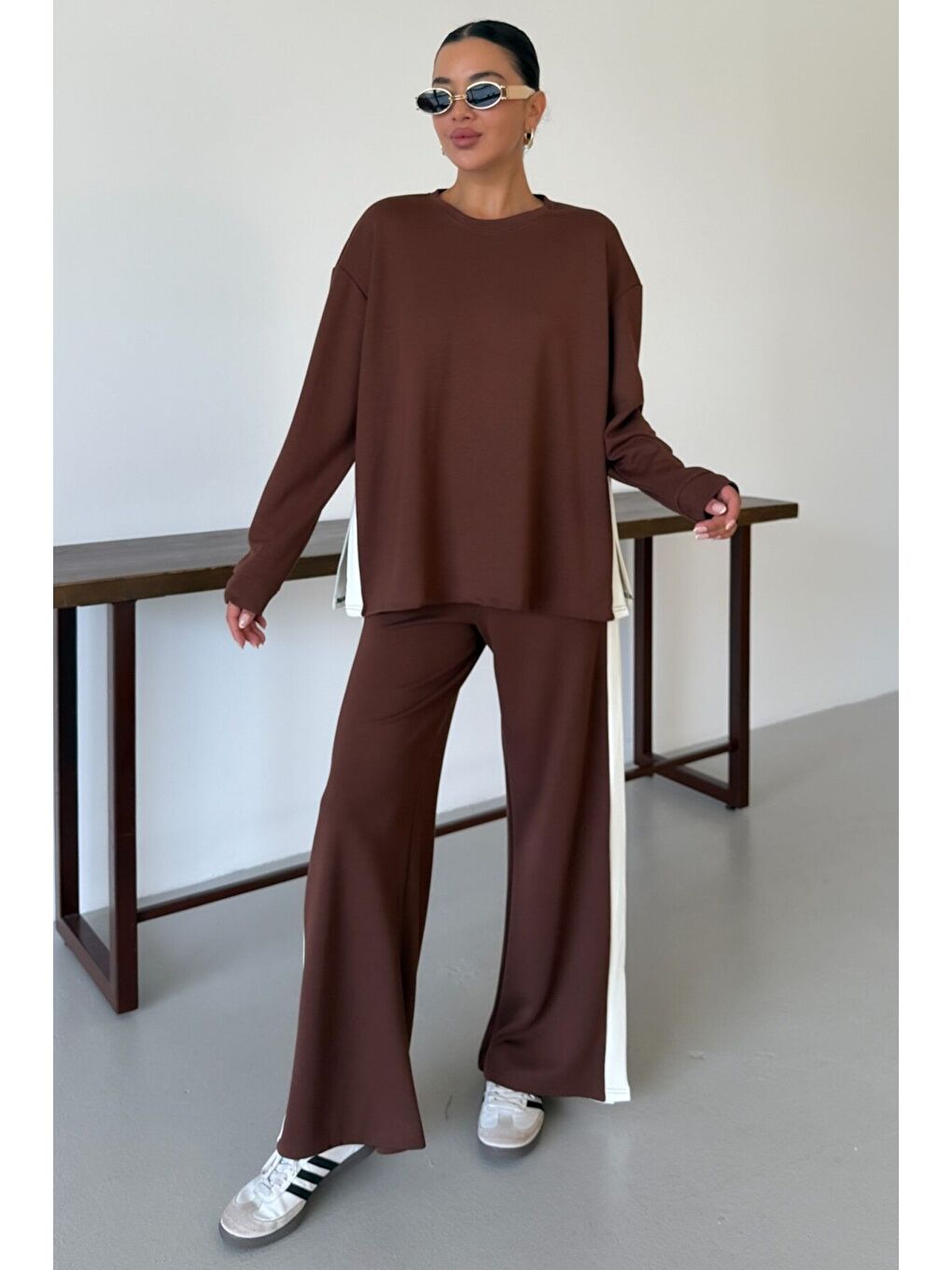 Kadın Kahverengi Yan Kalın Çizgili Yırtmaç Detay Alt-Üst Takım