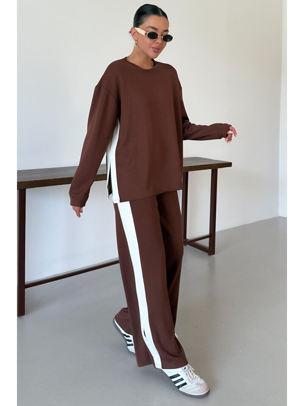 Kadın Kahverengi Yan Kalın Çizgili Yırtmaç Detay Alt-Üst Takım-1