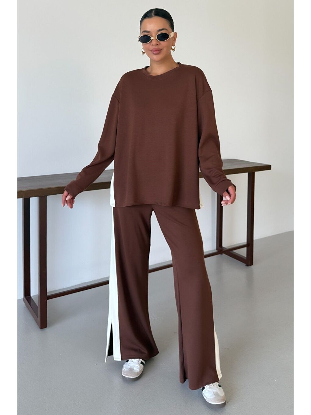 Kadın Kahverengi Yan Kalın Çizgili Yırtmaç Detay Alt-Üst Takım-2