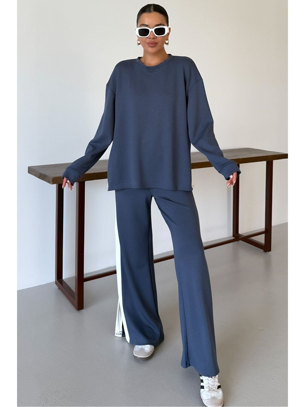 Gri Kadın Füme Yan Kalın Çizgili Yırtmaç Detay Alt-Üst Takım