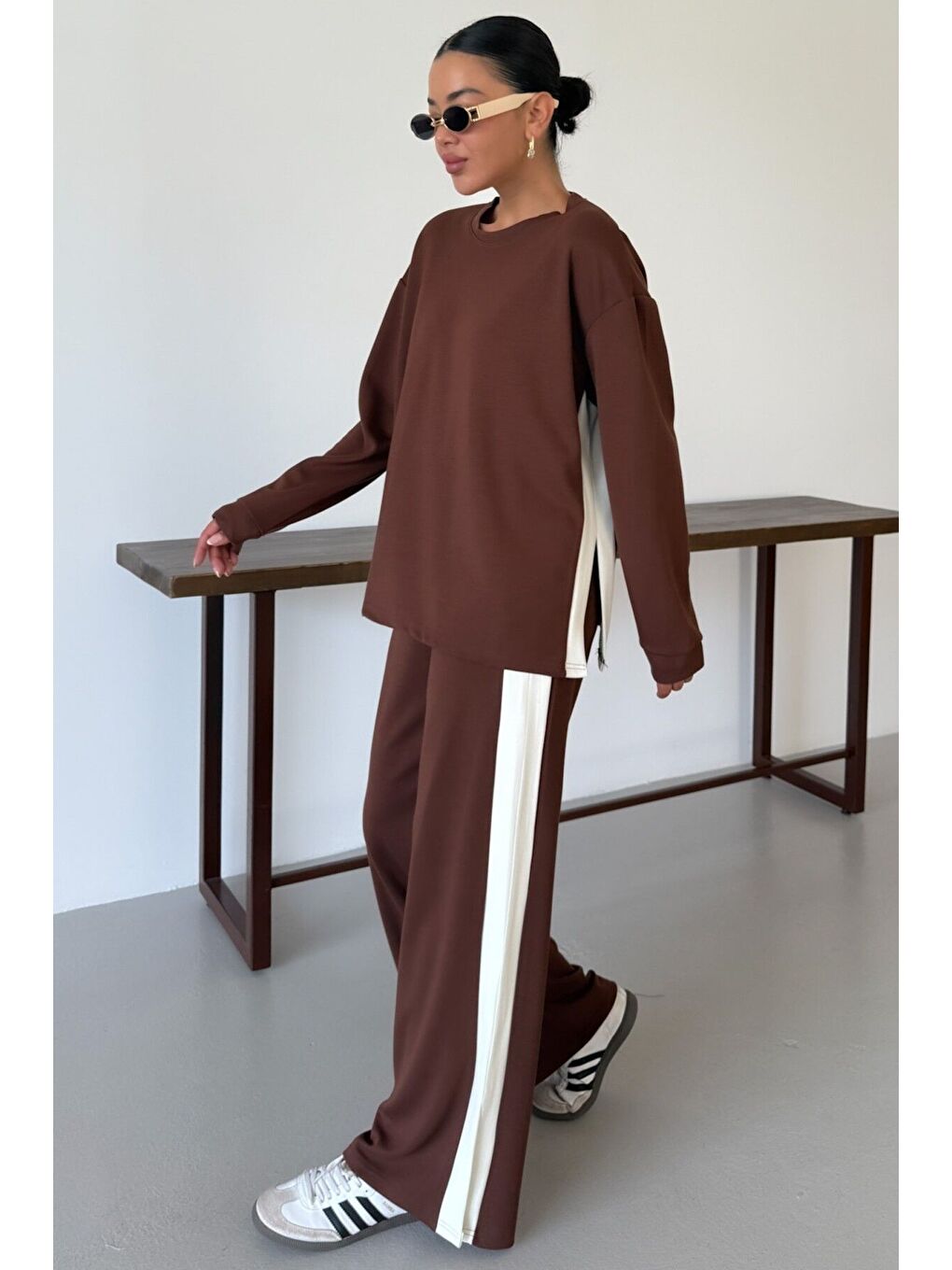 Kadın Kahverengi Yan Kalın Çizgili Yırtmaç Detay Alt-Üst Takım-3