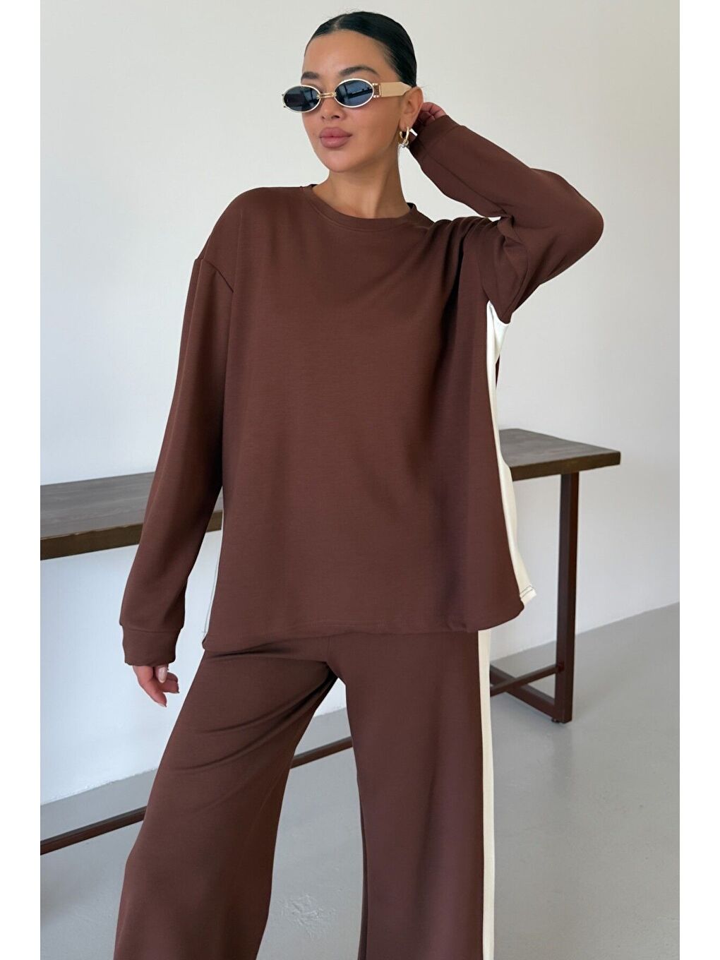 Kadın Kahverengi Yan Kalın Çizgili Yırtmaç Detay Alt-Üst Takım-4