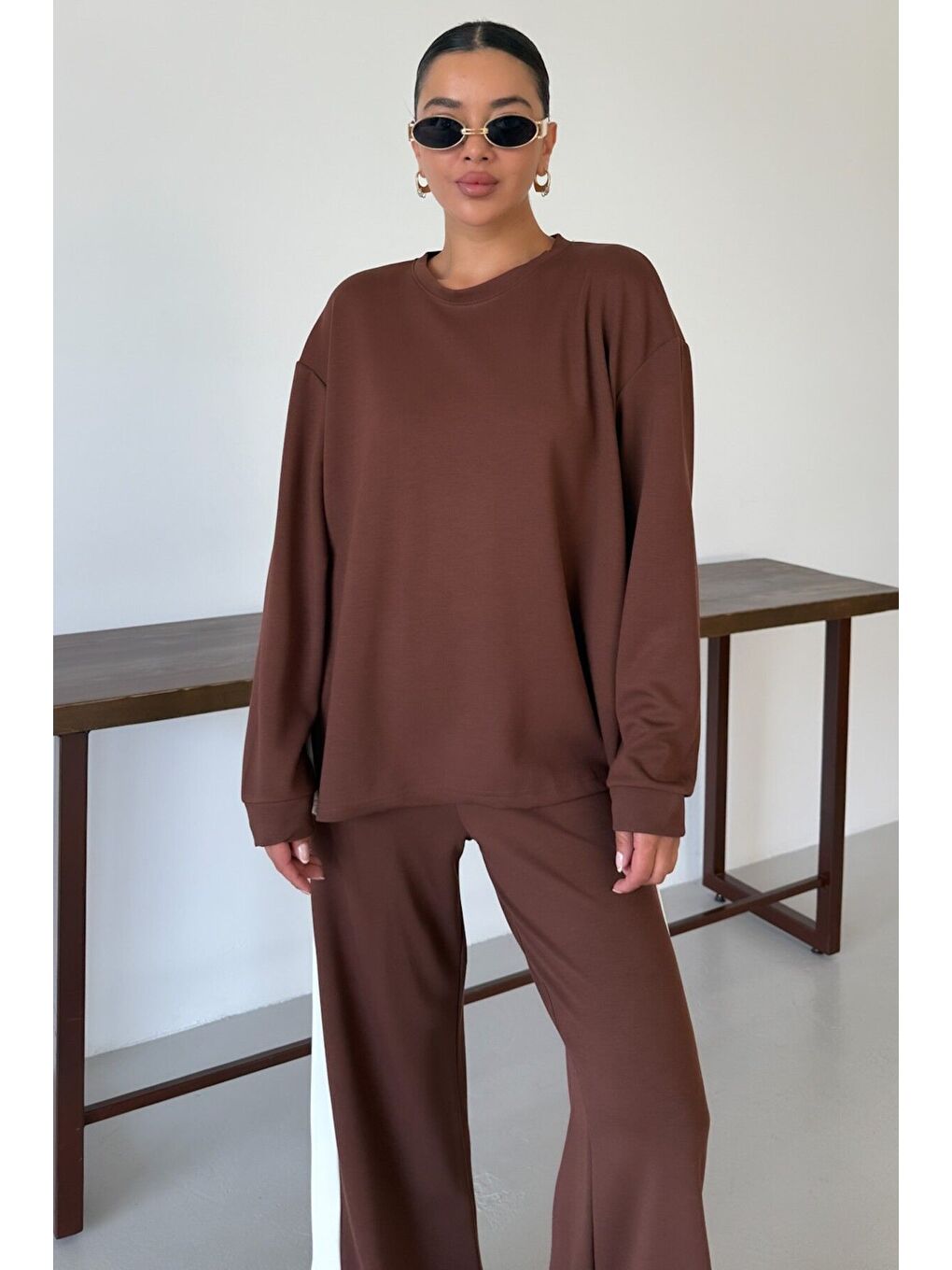 Kadın Kahverengi Yan Kalın Çizgili Yırtmaç Detay Alt-Üst Takım-5