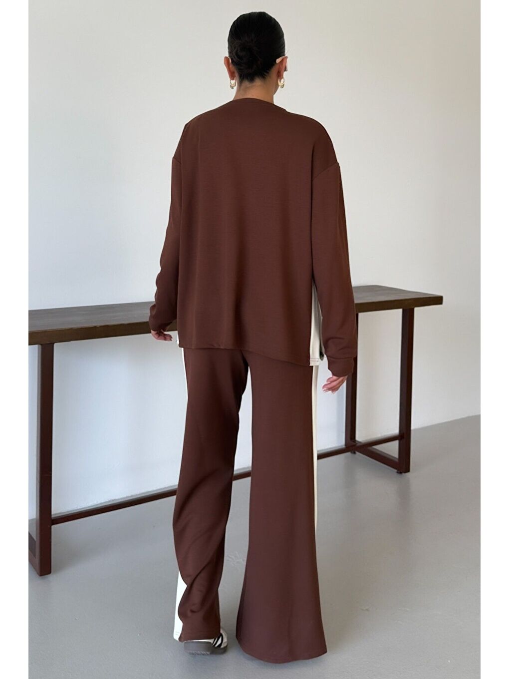 Kadın Kahverengi Yan Kalın Çizgili Yırtmaç Detay Alt-Üst Takım-6