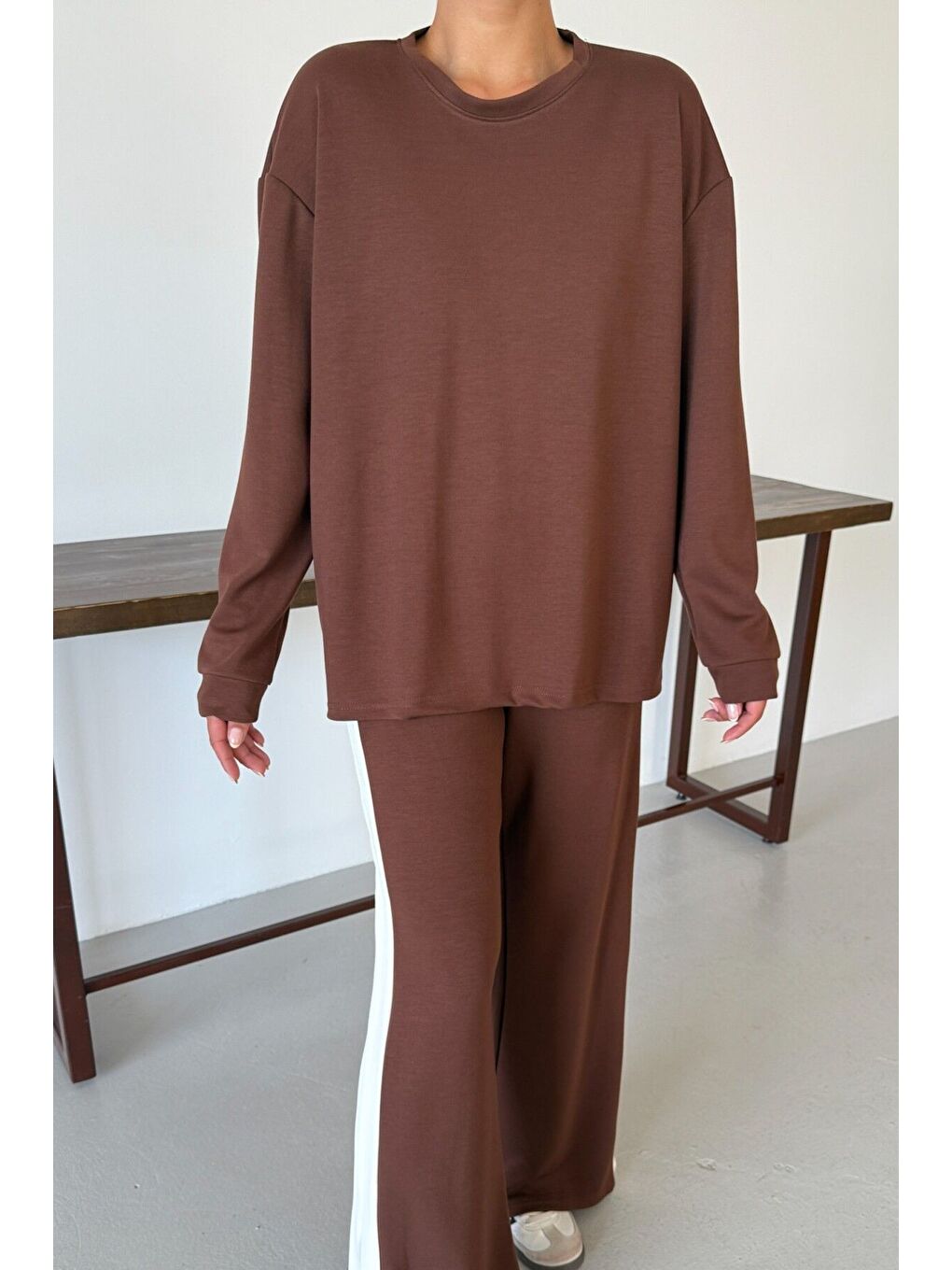 Kadın Kahverengi Yan Kalın Çizgili Yırtmaç Detay Alt-Üst Takım-7