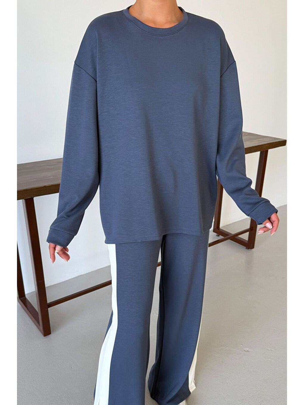 Gri Kadın Füme Yan Kalın Çizgili Yırtmaç Detay Alt-Üst Takım-4