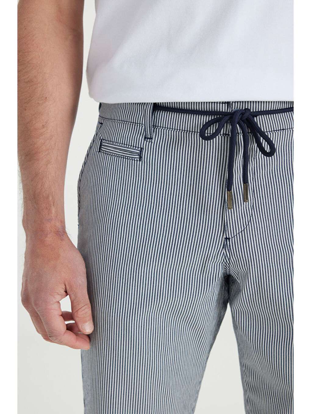 Erkek Lacivert Slim Fit Dar Kesim Yan Cepli Gofre Desenli Şort-3