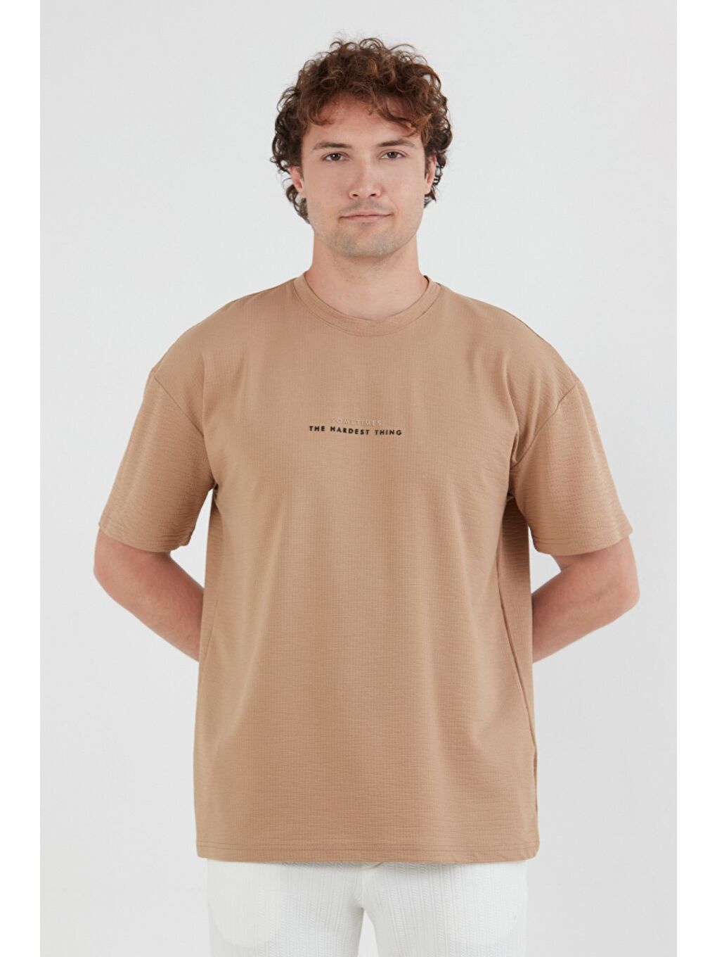 Bej Yazı Kabartma Baskılı Waffle Kumaş Bisiklet Yaka Tişört-2