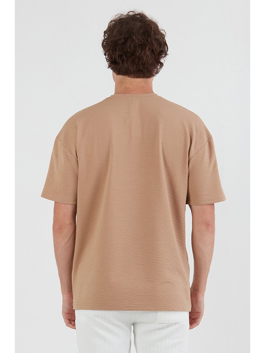 Bej Yazı Kabartma Baskılı Waffle Kumaş Bisiklet Yaka Tişört-3