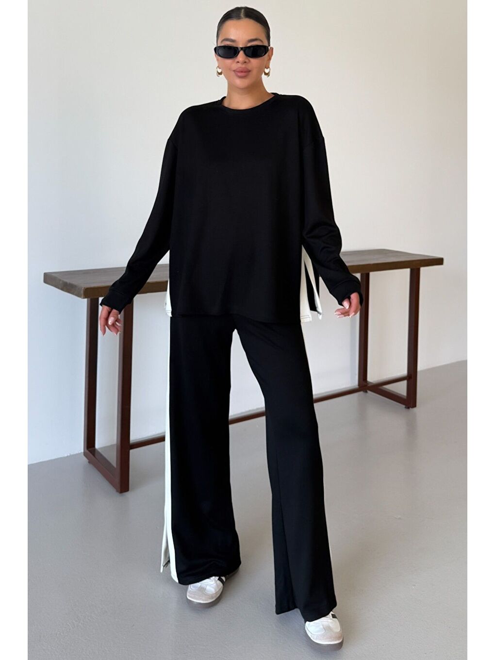 Kadın Siyah Yan Kalın Çizgili Yırtmaç Detay Alt-Üst Takım-2