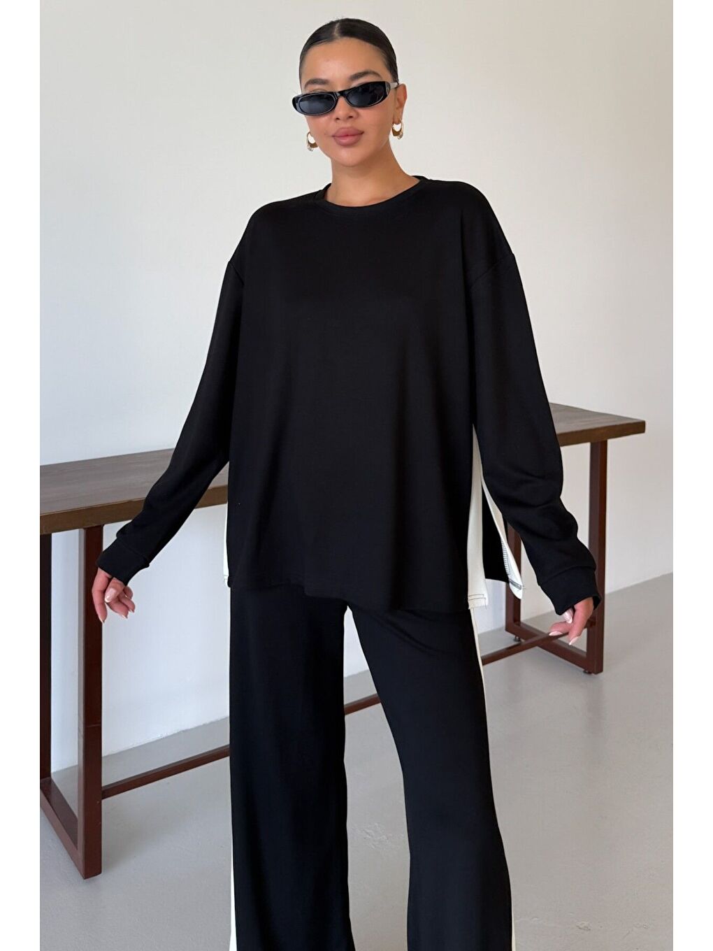 Kadın Siyah Yan Kalın Çizgili Yırtmaç Detay Alt-Üst Takım-4