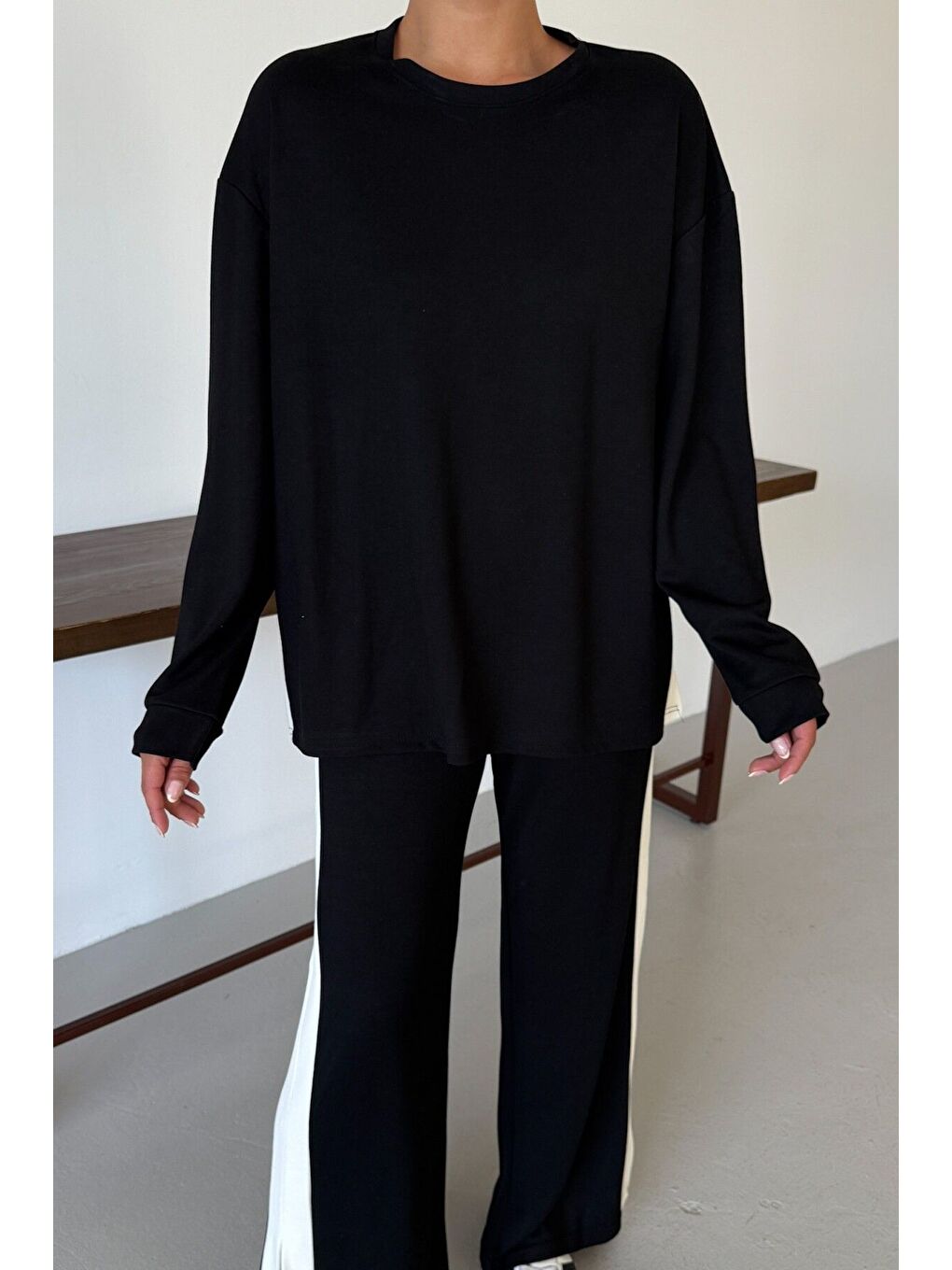 Kadın Siyah Yan Kalın Çizgili Yırtmaç Detay Alt-Üst Takım-7