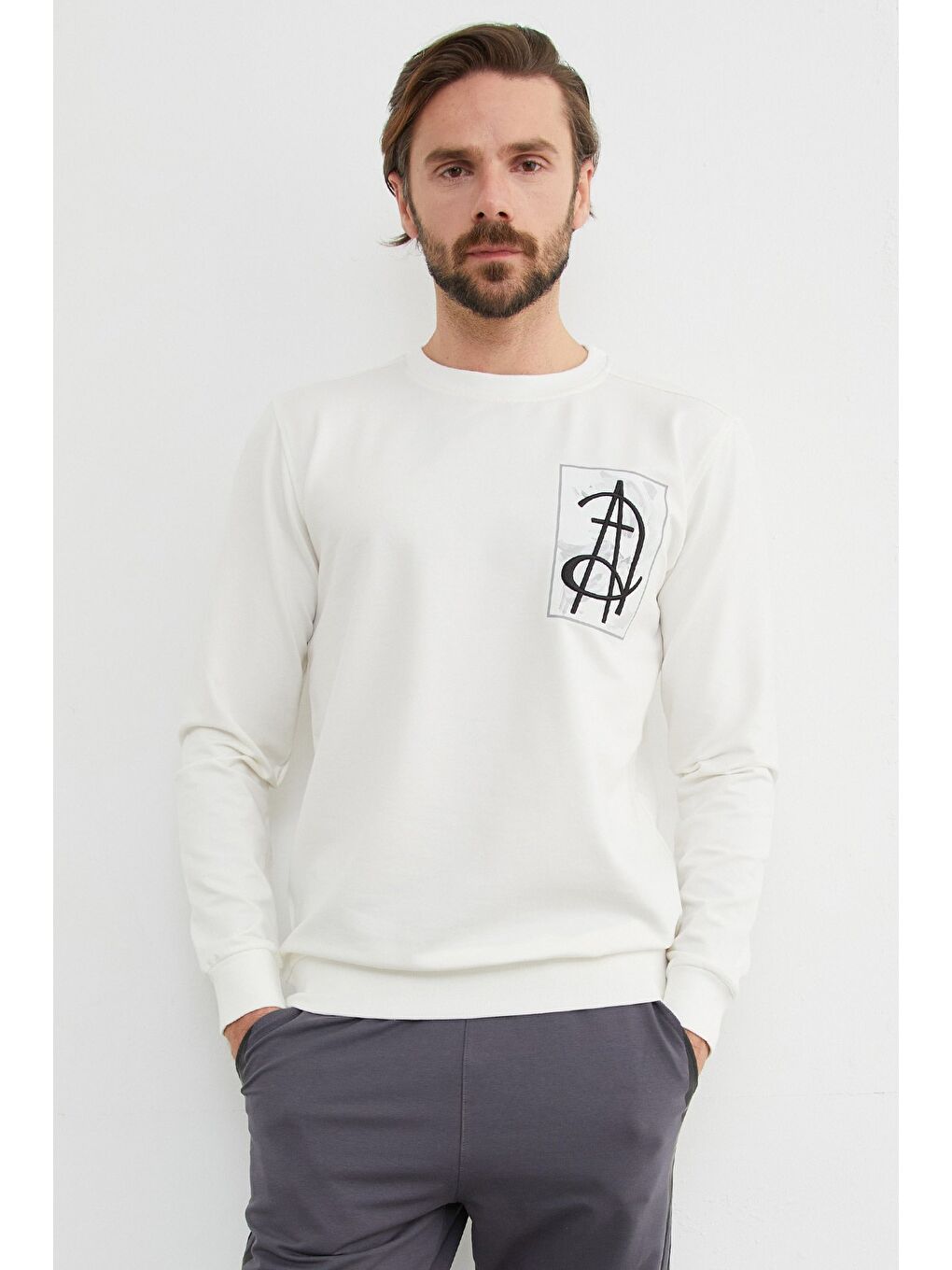 Beyaz A Nakışlı Bisiklet Yaka Sweatshirt-1