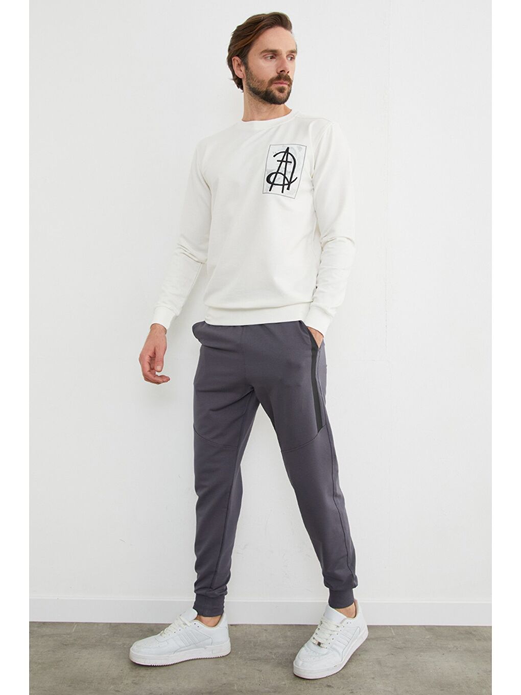 Beyaz A Nakışlı Bisiklet Yaka Sweatshirt-2