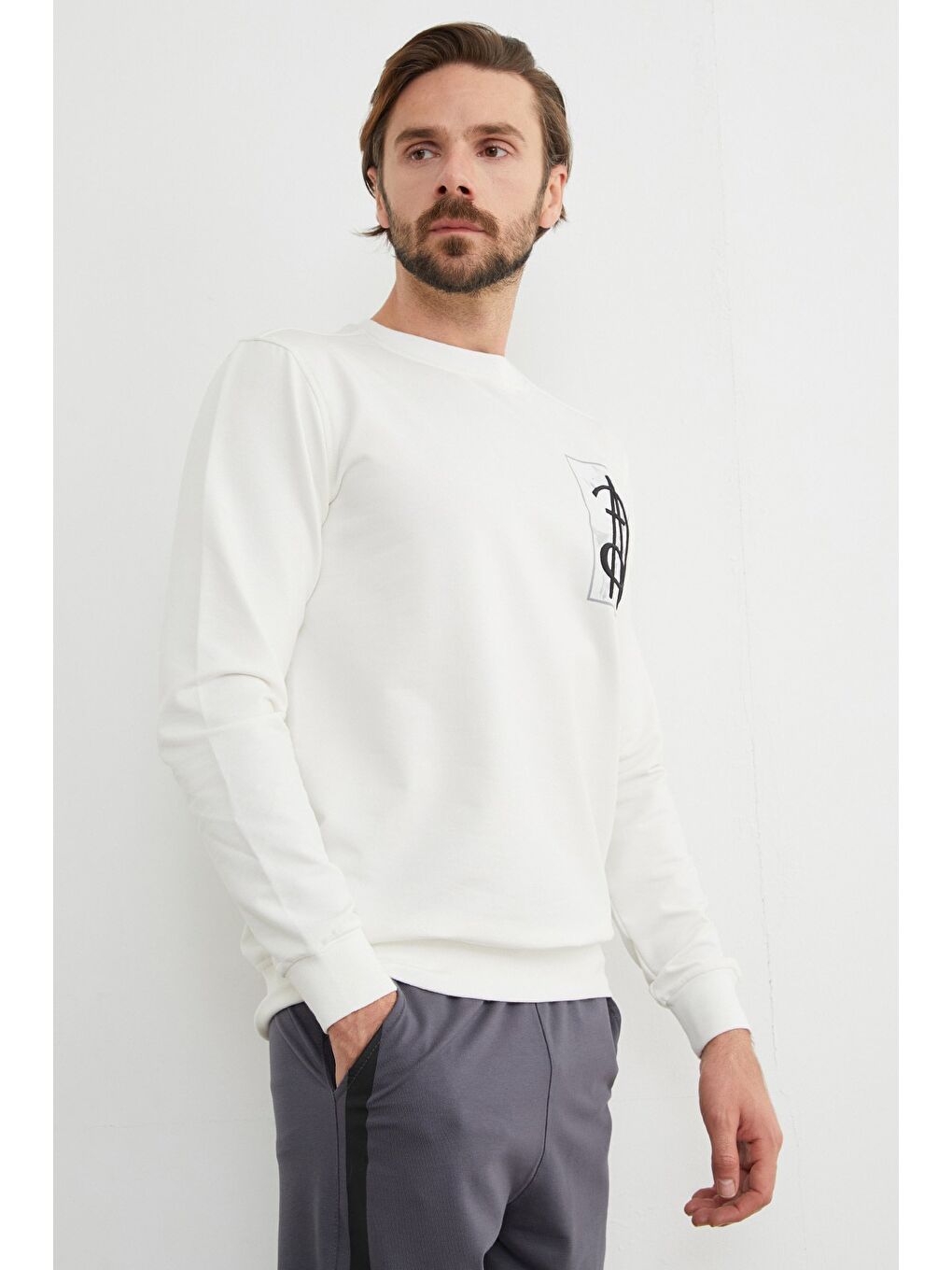 Beyaz A Nakışlı Bisiklet Yaka Sweatshirt-3