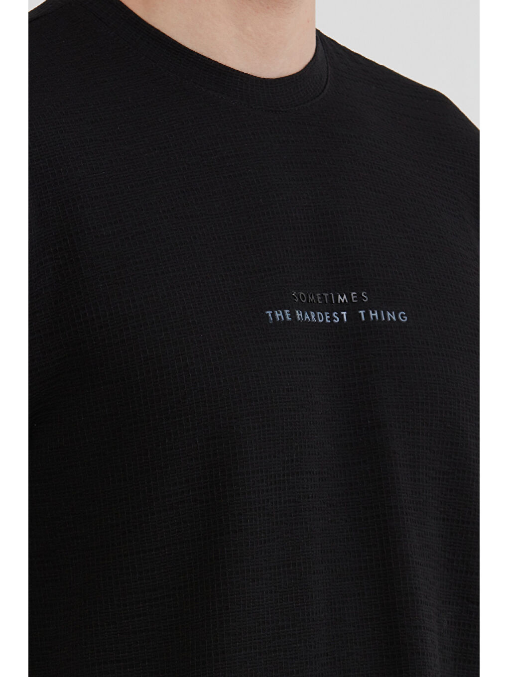 Siyah Yazı Kabartma Baskılı Waffle Kumaş Bisiklet Yaka Tişört-4