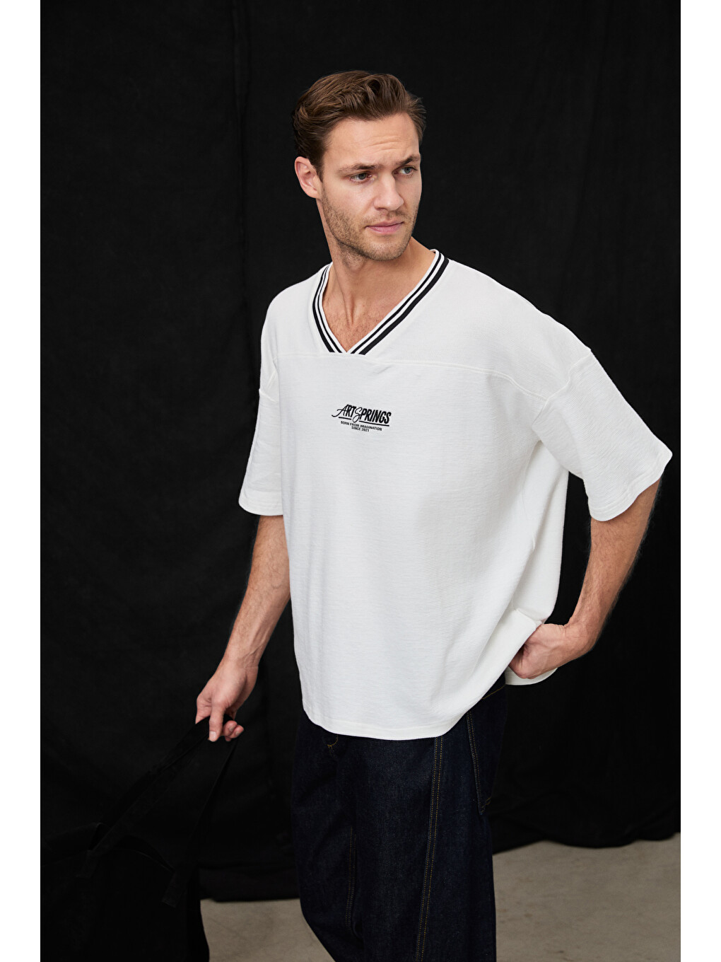 Cadız Erkek %100 Organik Pamuklu Kontrast V Yakalı Nakış Detaylı Beyaz T-shirt-1