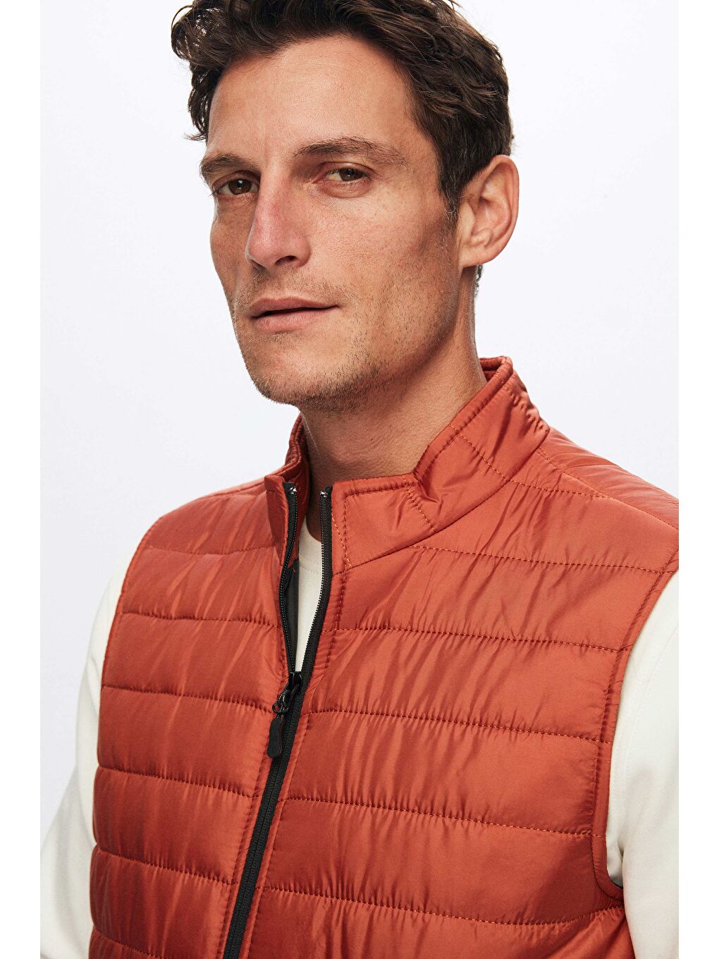 Kahverengi Regular Fit Kiremit Dik Yaka Elyaf Dolgulu Mevsimlik Fermuarlı Şişme Yelek Mont-2