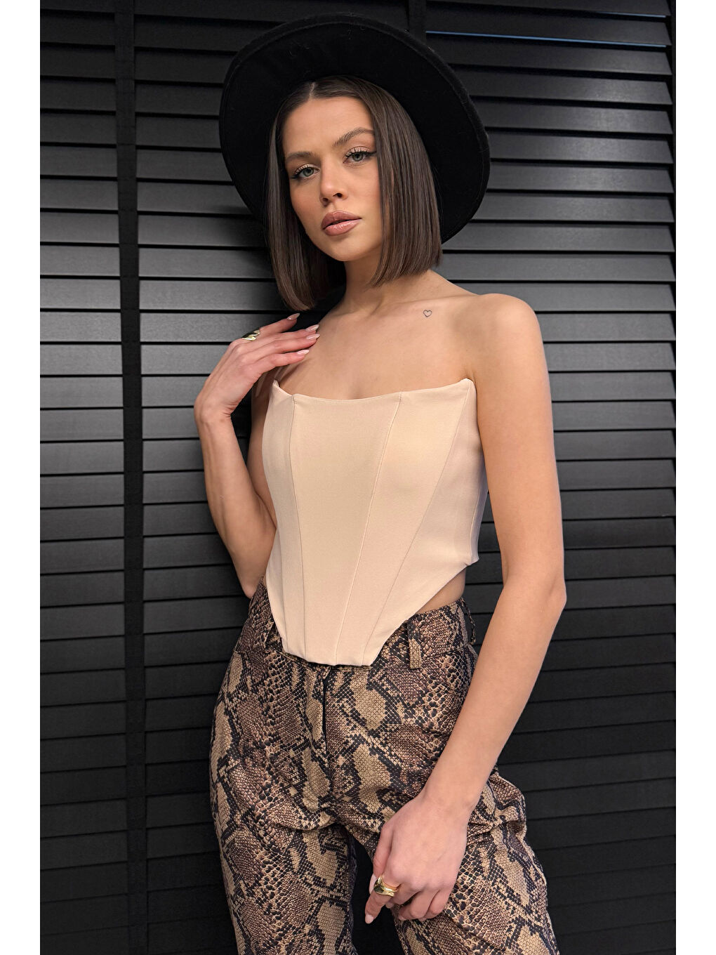 Bej Fermuarlı Straplez Kadın Crop Bluz