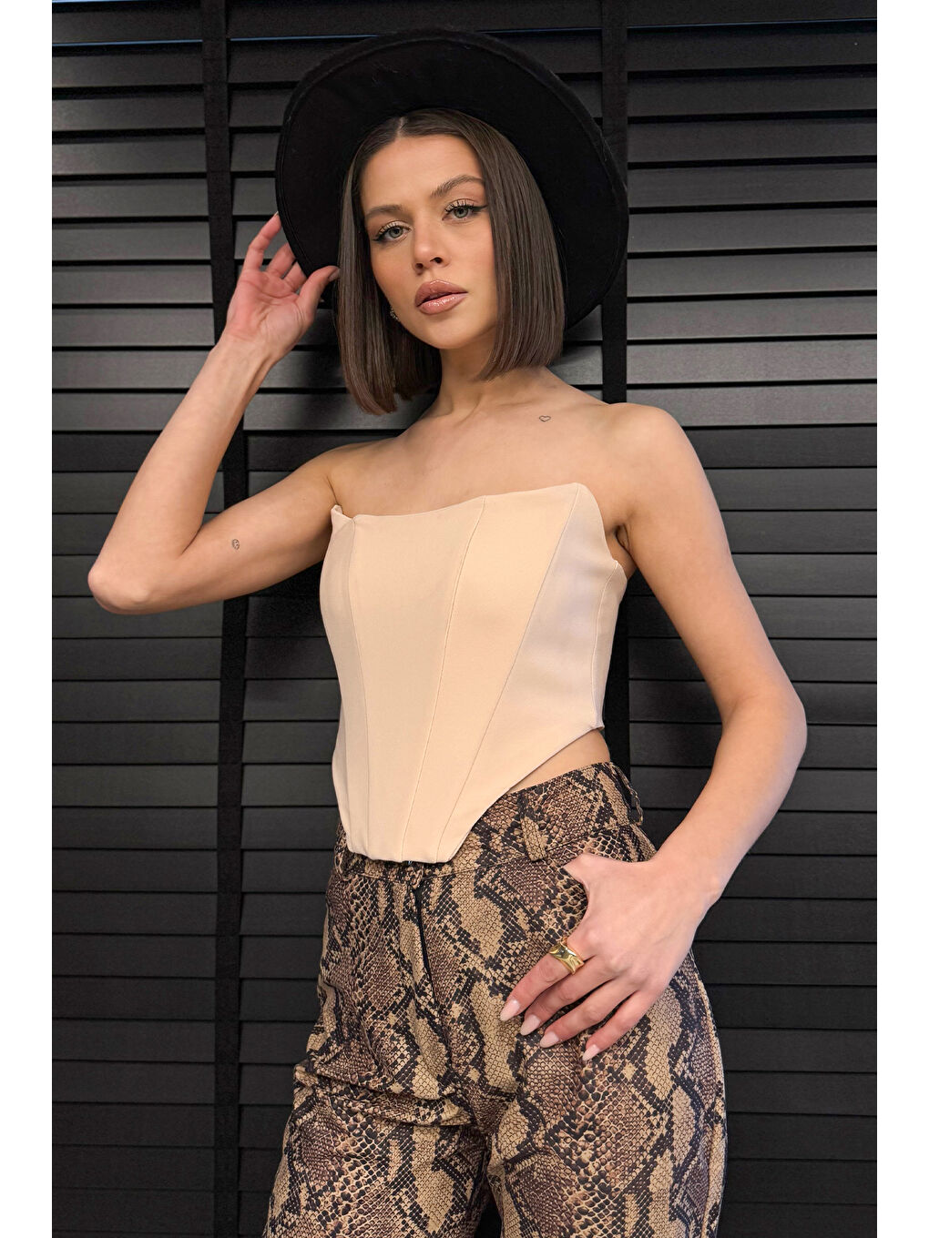 Bej Fermuarlı Straplez Kadın Crop Bluz-1