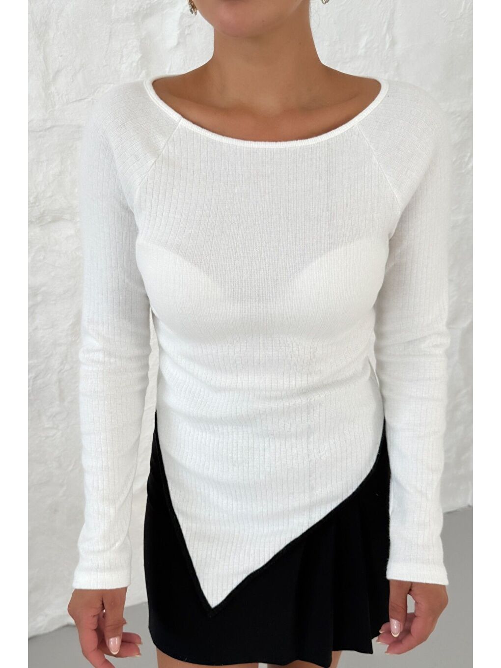 Kadın Beyaz Kayık Yakalı V Kesim Biyeli İnterlok Bluz-4