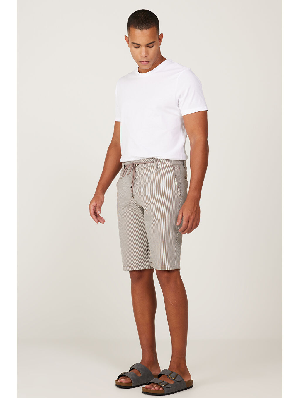 Erkek Kahverengi Slim Fit Dar Kesim Yan Cepli Gofre Desenli Şort