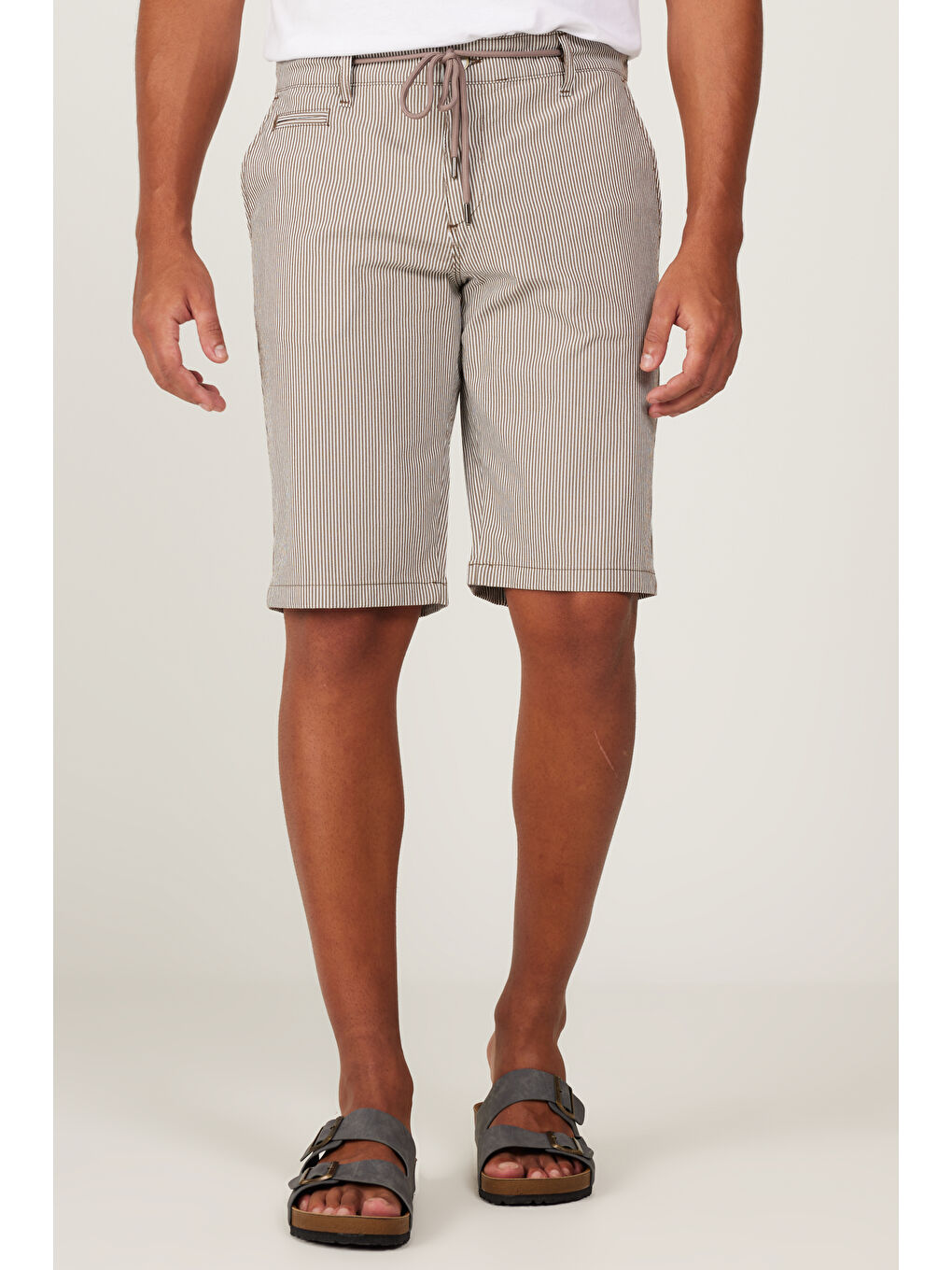 Erkek Kahverengi Slim Fit Dar Kesim Yan Cepli Gofre Desenli Şort-1