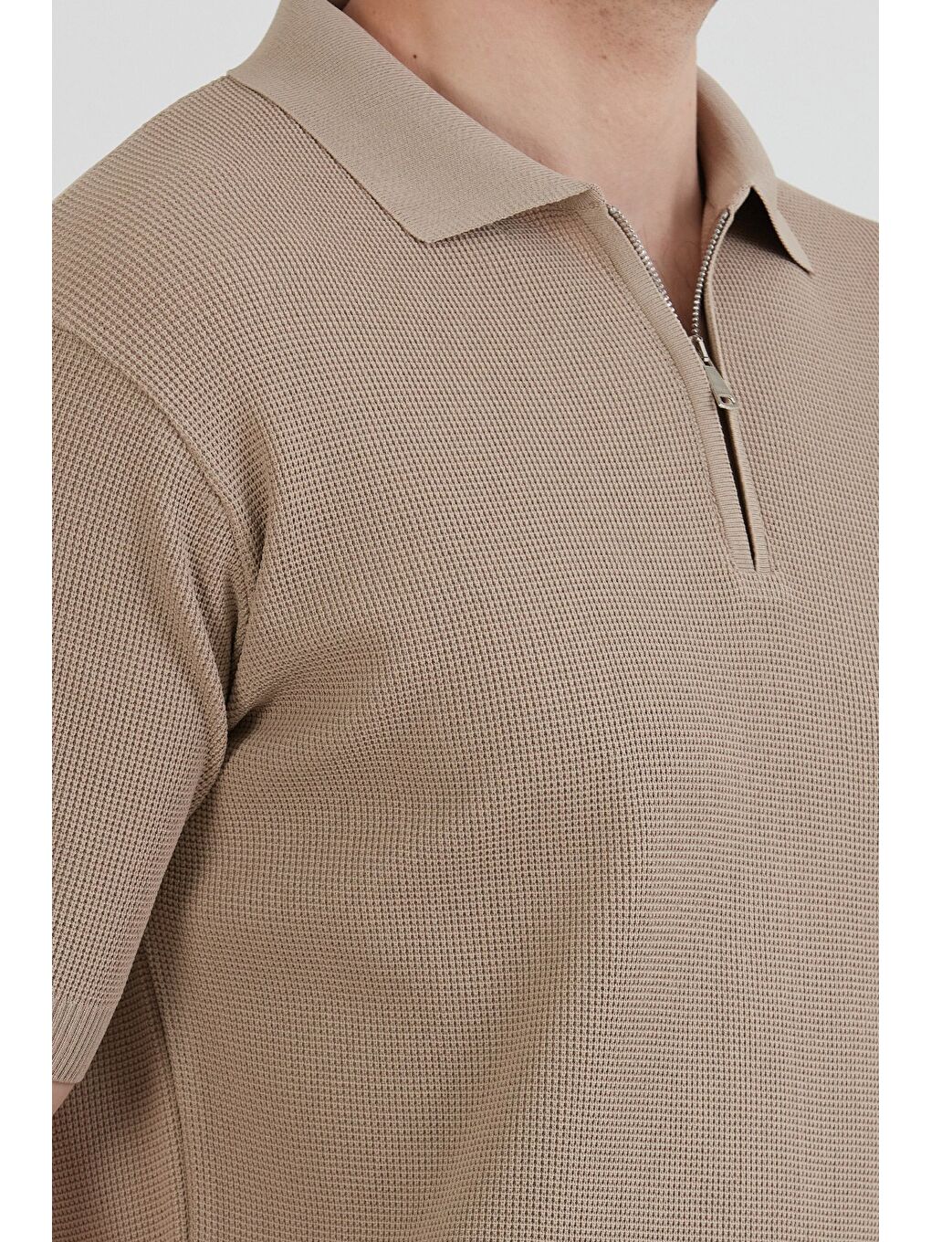 Bej Waffle Kumaş Polo Yaka Yarım Fermuarlı Triko Tişört-4