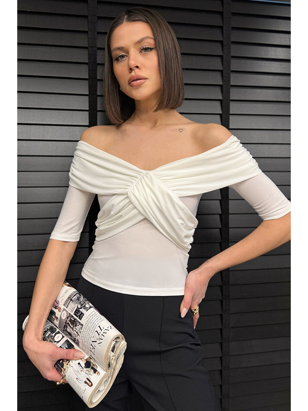 Ekru Madonna Yaka Drapeli Kadın Crop Bluz