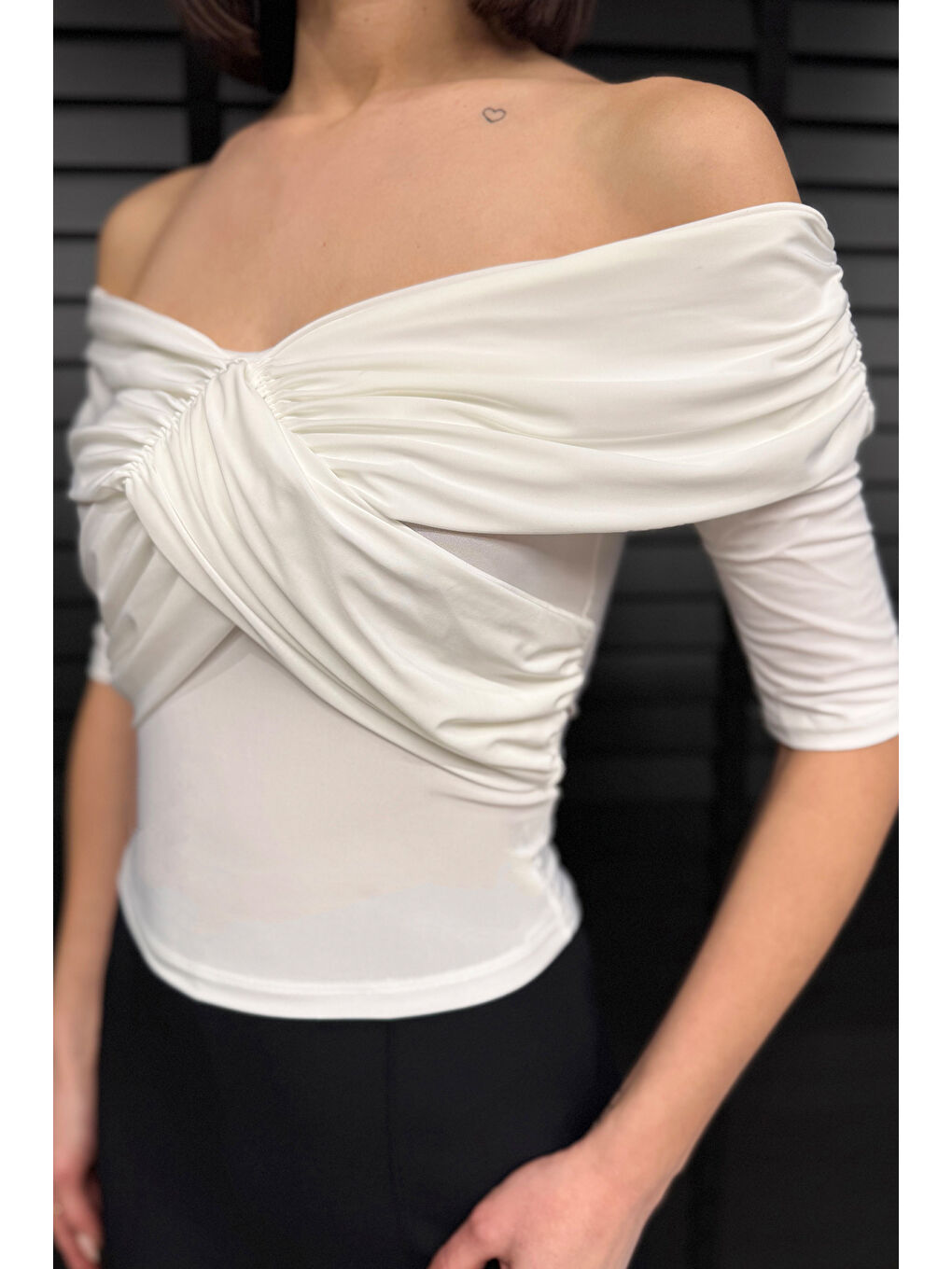 Ekru Madonna Yaka Drapeli Kadın Crop Bluz-2
