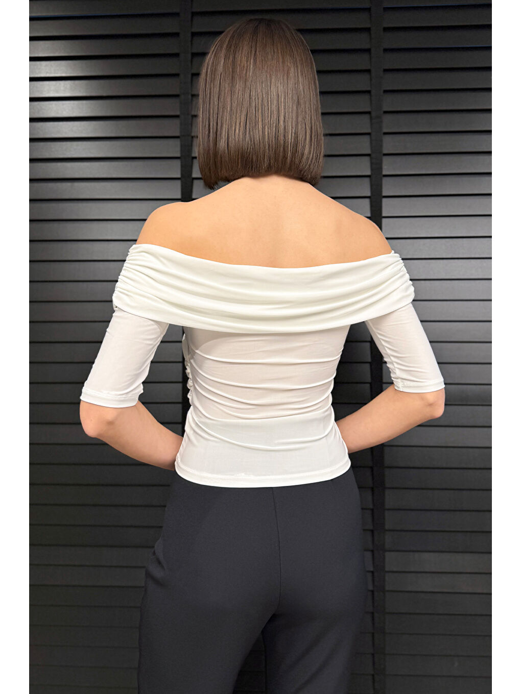 Ekru Madonna Yaka Drapeli Kadın Crop Bluz-3