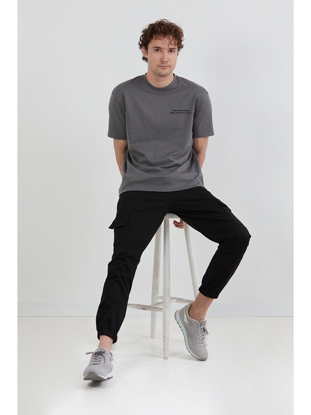 Gri Yazı Kabartma Baskılı Bisiklet Yaka Tişört
