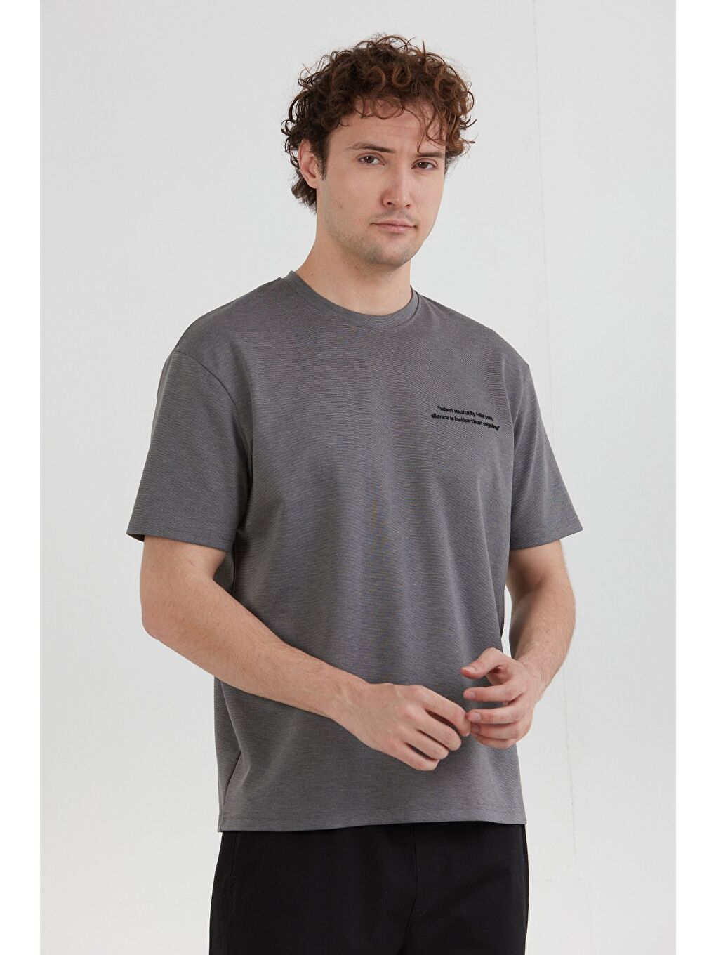 Gri Yazı Kabartma Baskılı Bisiklet Yaka Tişört-1