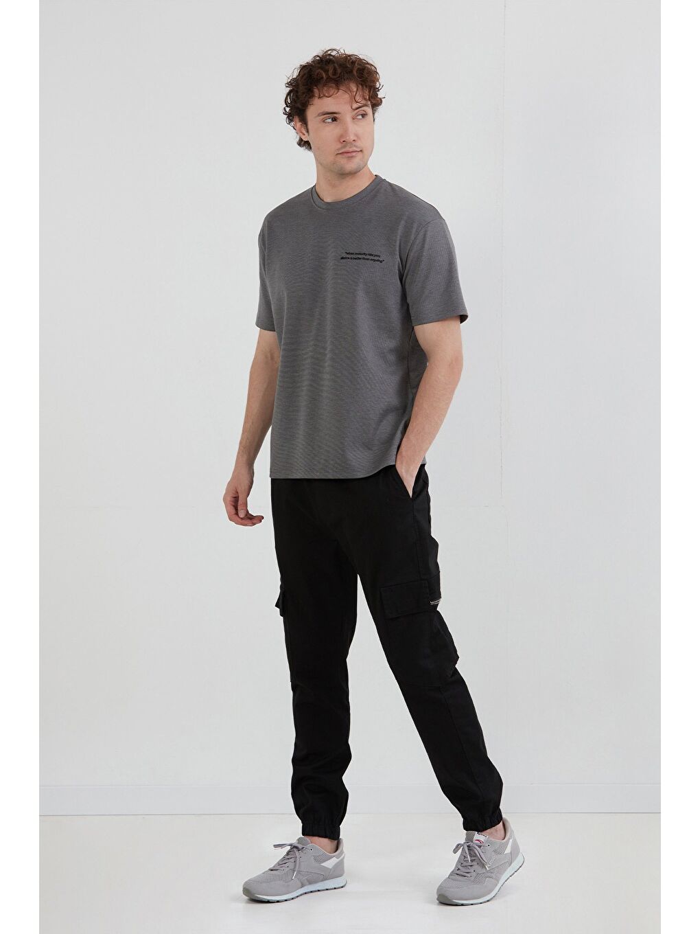 Gri Yazı Kabartma Baskılı Bisiklet Yaka Tişört-2