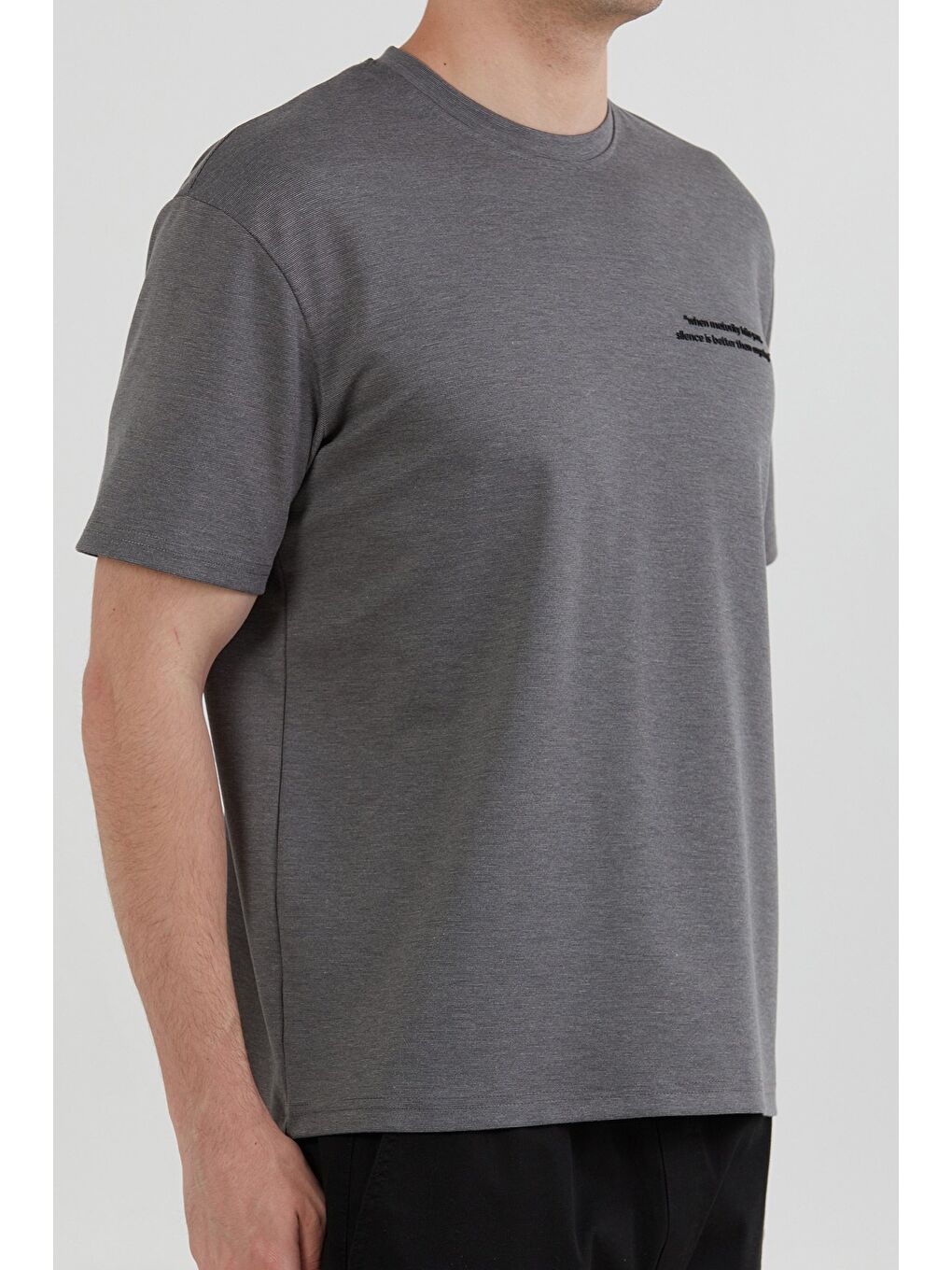 Gri Yazı Kabartma Baskılı Bisiklet Yaka Tişört-4