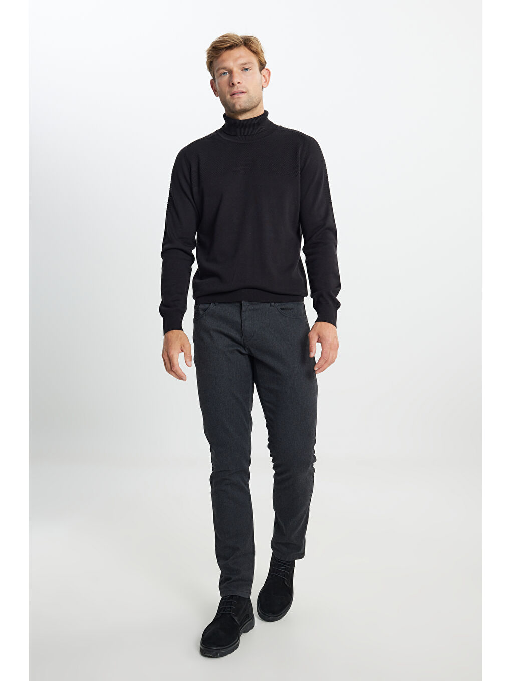 Erkek Siyah Pamuklu Standart Fit Normal Kesim Tam Balıkçı Yaka Jakarlı Triko Kazak-1