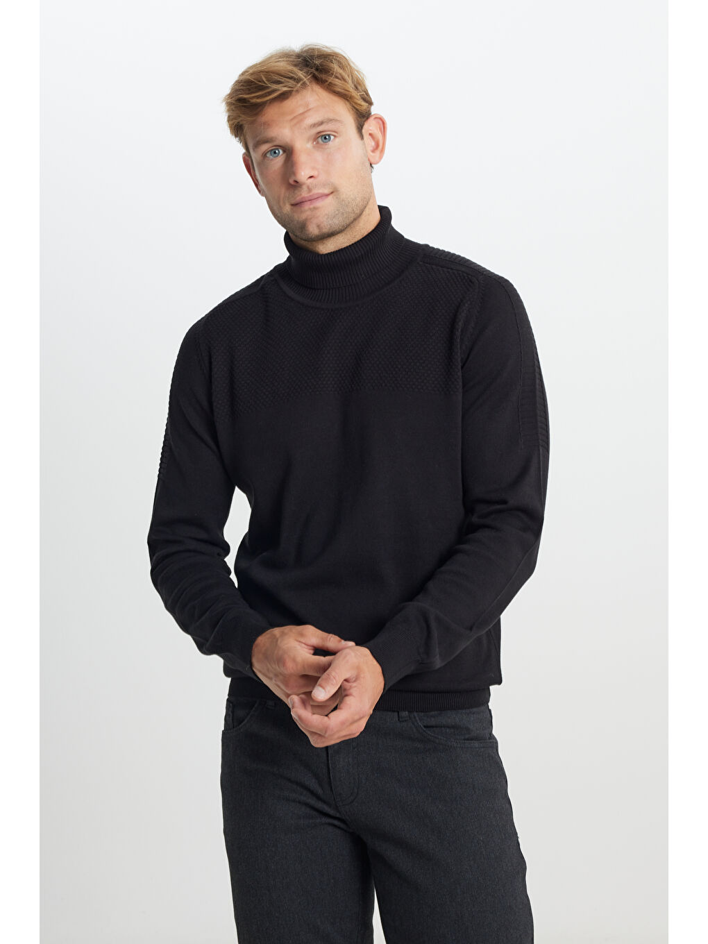 Erkek Siyah Pamuklu Standart Fit Normal Kesim Tam Balıkçı Yaka Jakarlı Triko Kazak-2