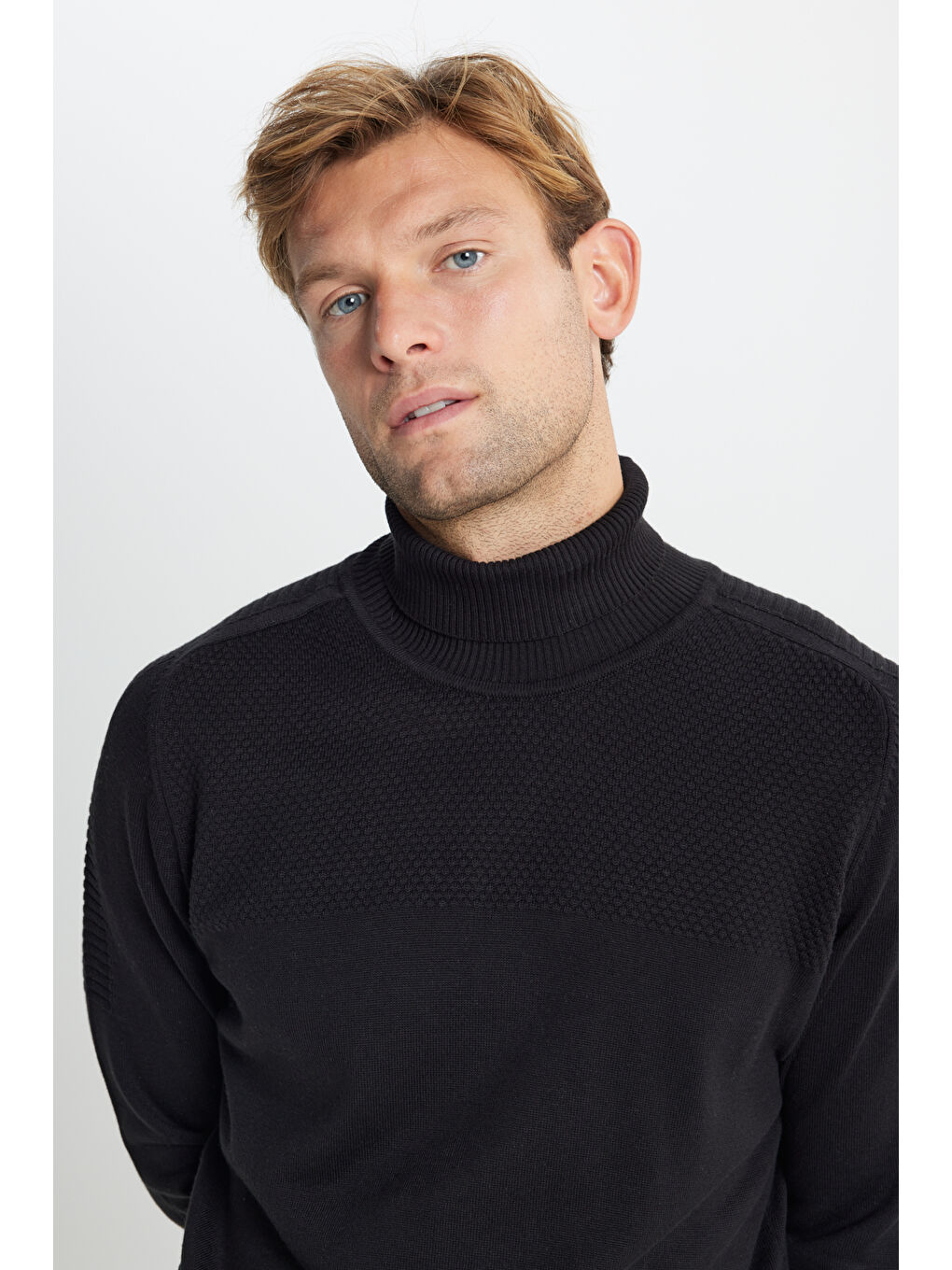 Erkek Siyah Pamuklu Standart Fit Normal Kesim Tam Balıkçı Yaka Jakarlı Triko Kazak-3