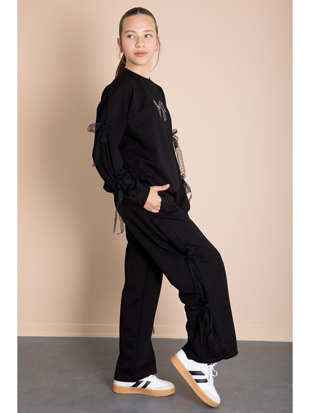 Siyah Yanları Fiyonk Detaylı Geniş Paça Kız Çocuk Eşofman Takımı 21196-2