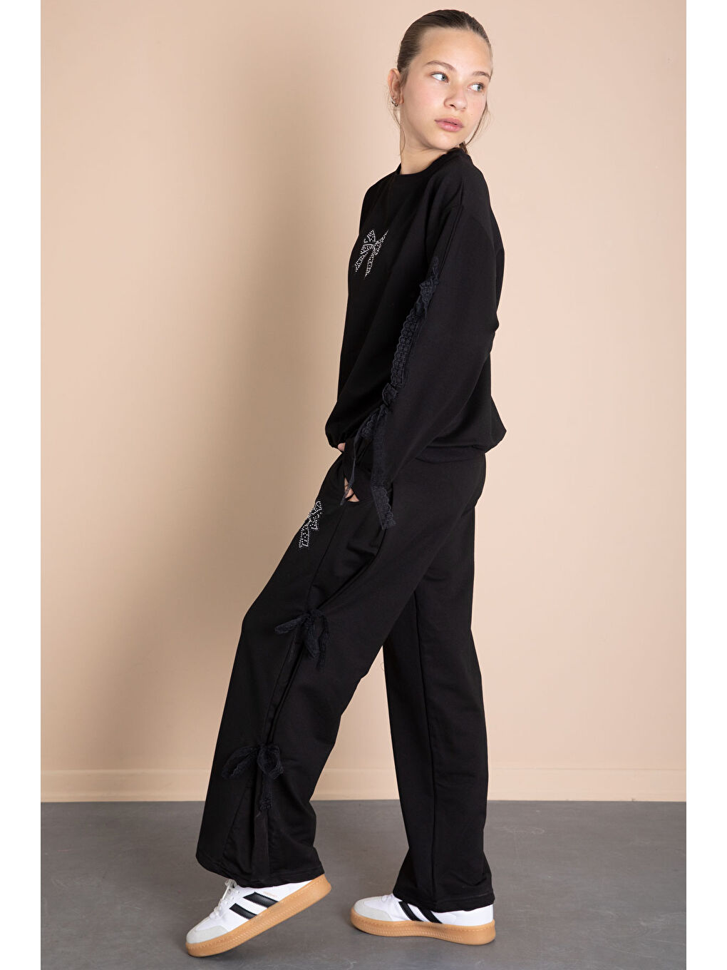 Siyah Yanları Fiyonk Detaylı Geniş Paça Kız Çocuk Eşofman Takımı 21196-4