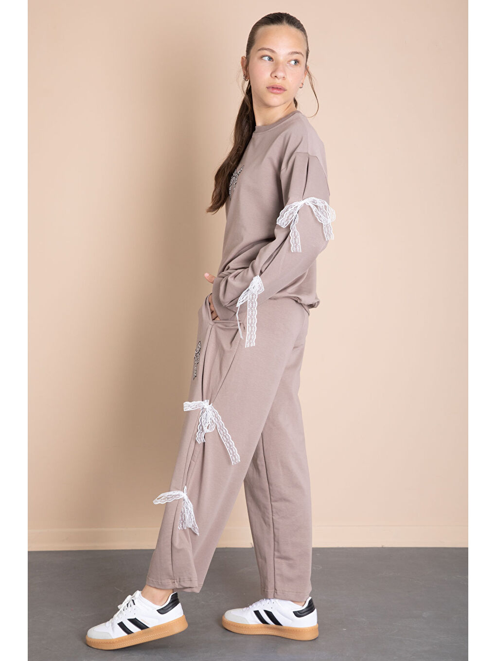 Kahverengi Yanları Fiyonk Detaylı Geniş Paça Kız Çocuk Eşofman Takımı 21198-4