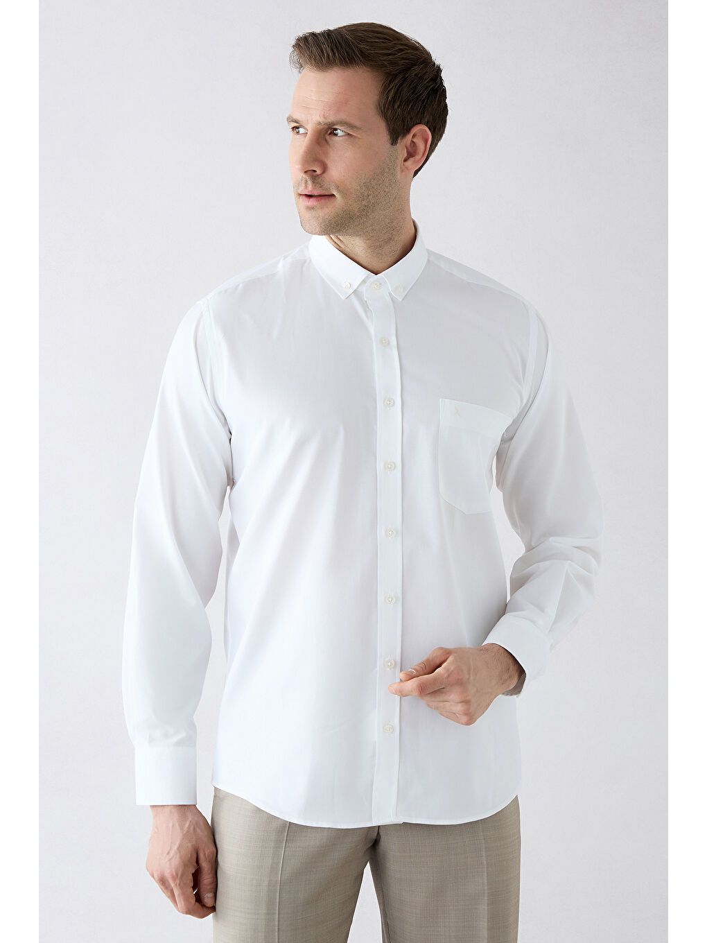 Beyaz Uzun Kol Regular Fit Düğmeli Yaka Nakışlı Cepli Pamuk Gömlek-1