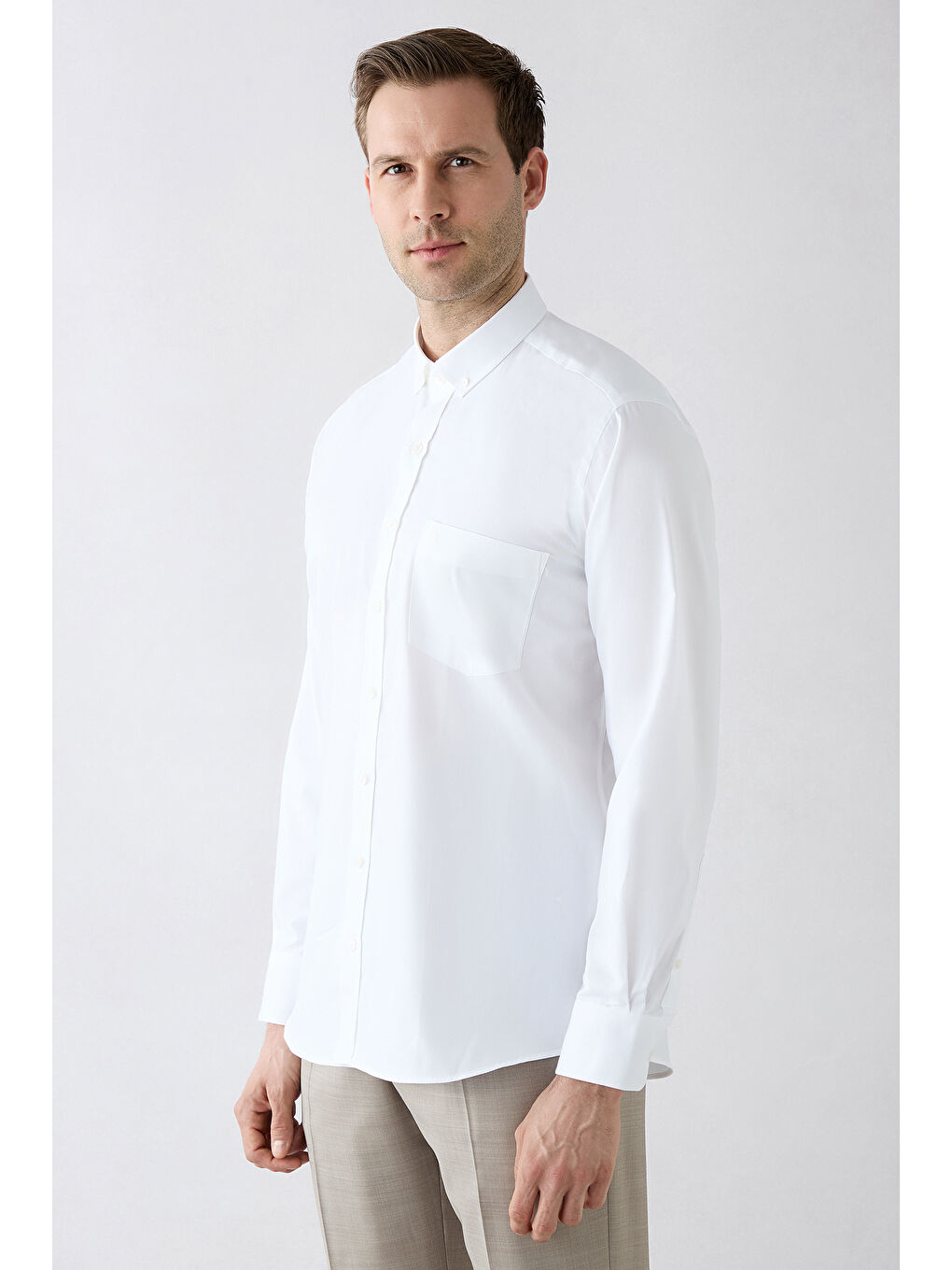 Beyaz Uzun Kol Regular Fit Düğmeli Yaka Nakışlı Cepli Pamuk Gömlek-2
