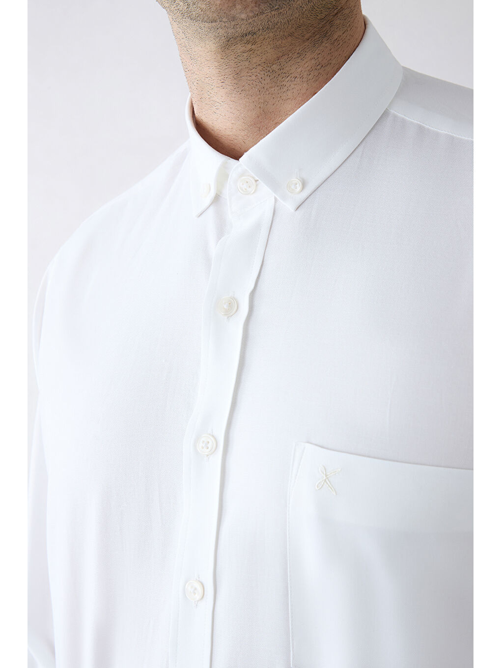 Beyaz Uzun Kol Regular Fit Düğmeli Yaka Nakışlı Cepli Pamuk Gömlek-3