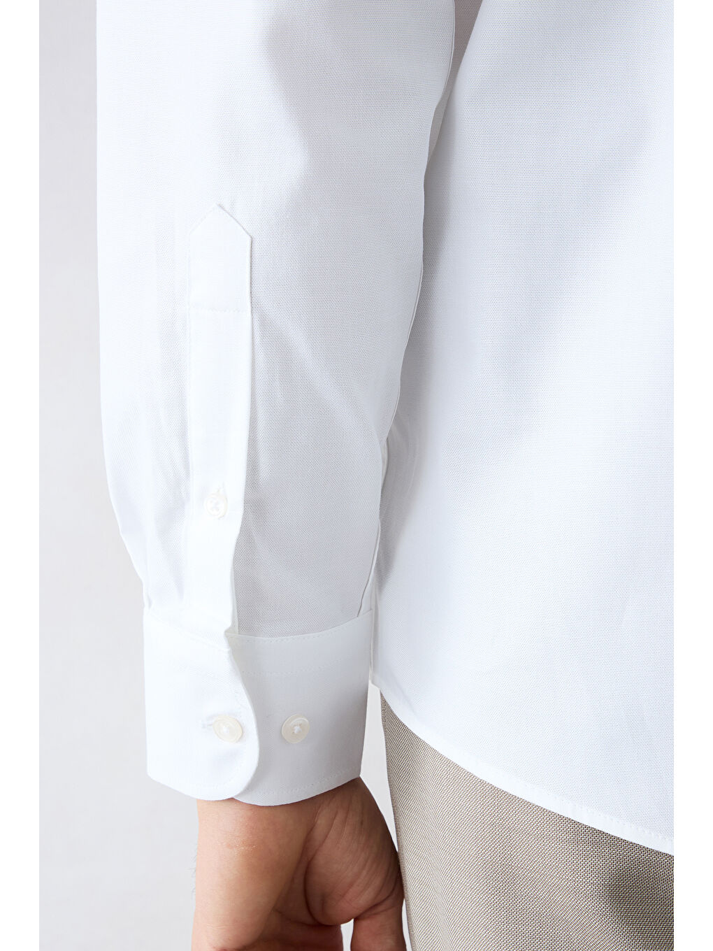 Beyaz Uzun Kol Regular Fit Düğmeli Yaka Nakışlı Cepli Pamuk Gömlek-4